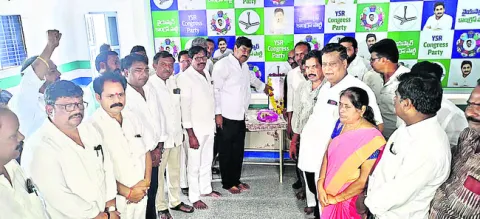 ● అమరజవాన్‌కు నివాళి 