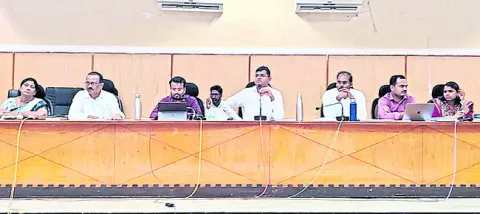 భూముల సమస్యలపై ప్రత్యేక దృష్టి 