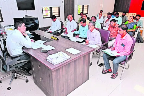 గృహ నిర్మాణాల పురోగతిలో అలసత్వం వద్దు 