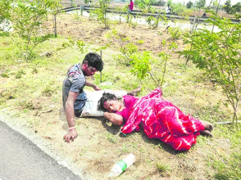 రోడ్డు ప్రమాదంలో దంపతులకు తీవ్రగాయాలు