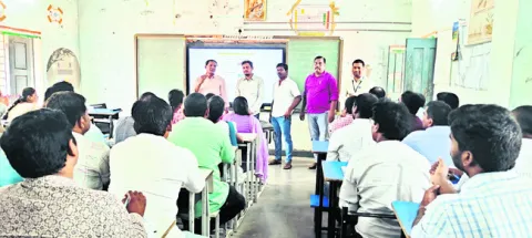 విద్యార్థులకు సులభ పద్ధతిలో బోధించాలి 