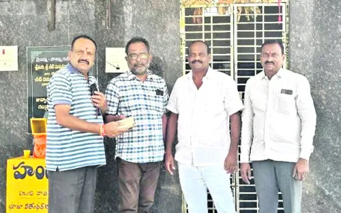 ఆలయానికి విరాళం అందజేత