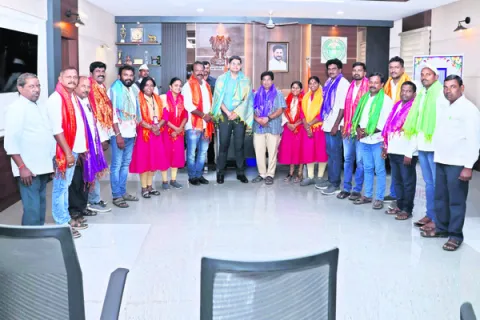 అభివృద్ధి కార్యక్రమాలను ప్రజల్లోకి తీసుకెళ్లాలి 