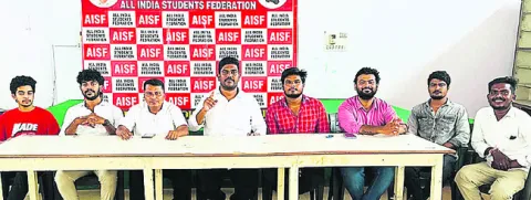 ఇంజినీరింగ్‌ కాలేజీల్లో ఫీజులు పెంచొద్దు