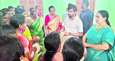 స్వయంశక్తితో పారిశ్రామికవేత్తలుగా ఎదగాలి 