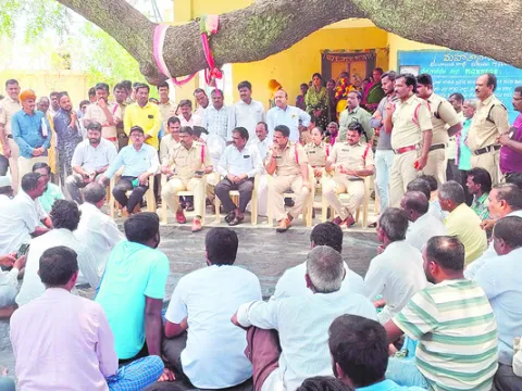 చేపలు పట్టే అధికారం మాదంటే మాది 