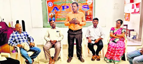 స్కూల్‌ అసిస్టెంట్లను ప్రైమరీ స్కూల్‌కు పంపడం సరికాదు