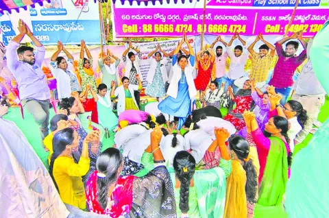 ఒంటికాలిపై సీహెచ్‌ఓల నిరసన 
