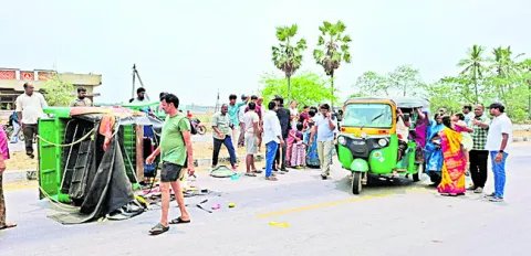 ఆటో బోల్తా.. 15 మందికి గాయాలు 