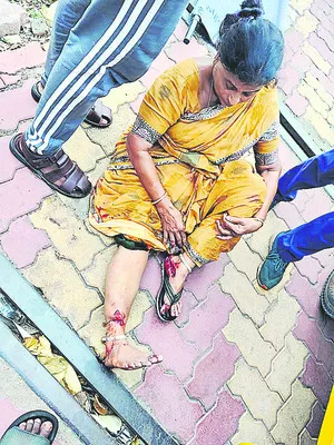బ్యాటరీ వెహికల్‌ ఢీకొని ఇద్దరికి గాయాలు
