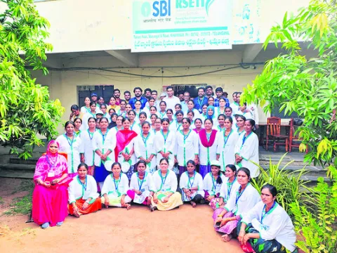 ఆర్థిక స్వాతంత్య్రంతోనే మహిళల అస్థిత్వం