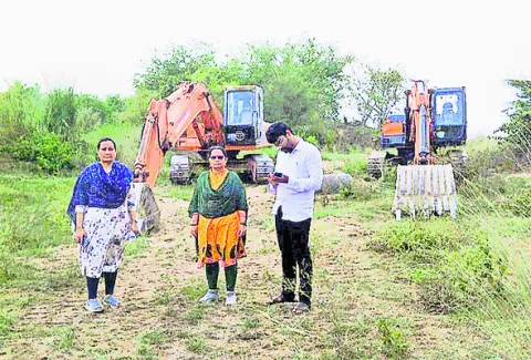 మట్టి అక్రమ తవ్వకాలపై దాడి