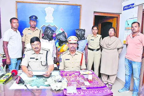 కుటుంబ సమేతంగా దొంగతనాలు