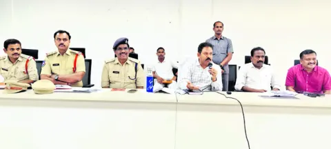 ఫిర్యాదుదారులతో మర్యాదగా మెలగాలి 