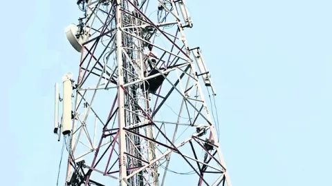 సెల్‌ టవరెక్కిన యువకుడు