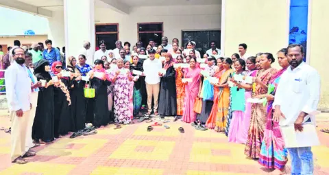 అర్హులైన పేదలకు సంక్షేమ ఫలాలు 