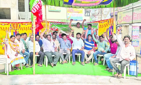 మున్సిపల్‌ ఇంజినీర్‌ వర్కర్ల సమ్మె సైరన్‌