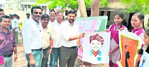 విద్యార్థులు ఆత్మవిశ్వాసంతో ముందుకెళ్లాలి