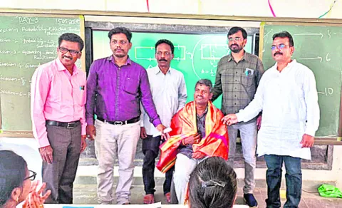 బోధన అంశాలను  విద్యార్థులకు నేర్పించాలి
