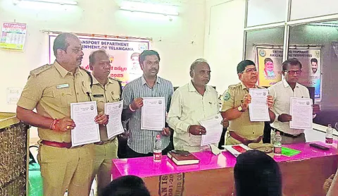 రోడ్డు భద్రత నిబంధనలు పాటించాలి
