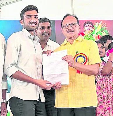 జేటీవో ఉద్యోగానికి యువకుడి ఎంపిక