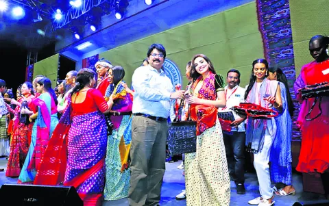 పోచంపల్లి జరూర్‌ ఆనా.. 
