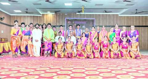 అలరించిన నృత్యప్రదర్శనలు 