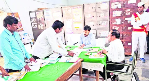 దరఖాస్తులు పరిష్కరించాలి