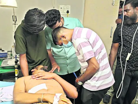 ముగ్గురు యువకులపై   కత్తులతో దాడి