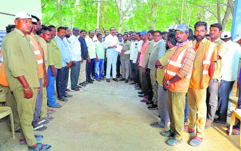 కార్మికుల వేతనాలు పెంచాలి