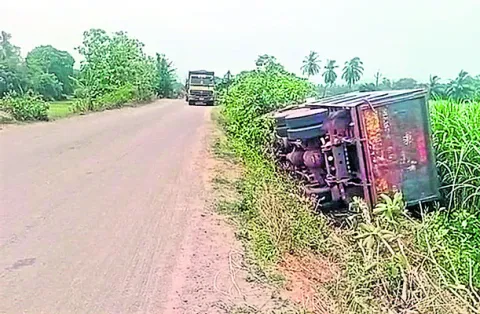 క్వారీ లారీ బోల్తా 
