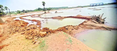 జలాశయంలోనూ అక్రమ తవ్వకాలు 