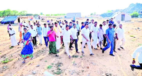 నిర్వాసితులకు అండగా ఉంటాం 
