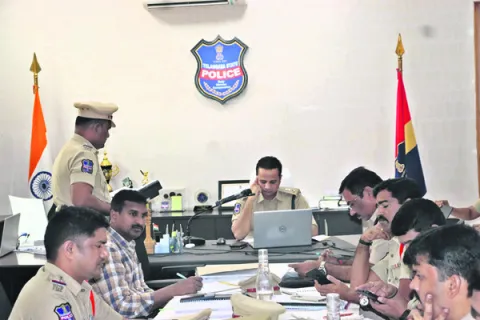 కేసులను  పెండింగ్‌ లో పెట్టొద్దు