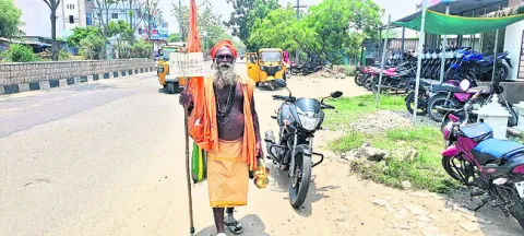 మండుటెండలో సాధువు పాదయాత్ర 
