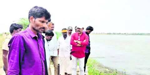 చెరువు నీటిని  వృథా చేస్తే చర్యలు 
