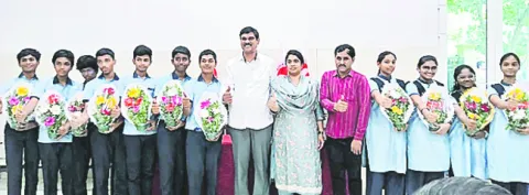 ఇసుక లారీ ఢీకొని మహిళ మృతి 