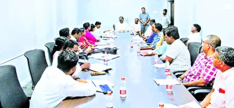 రైతులకు ఇబ్బందులు కలిగించొద్దు