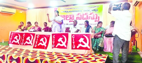 ఆశా వర్కర్లపై కర్రపెత్తనం తగదు 