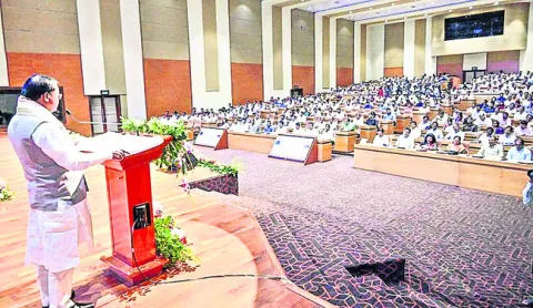 ప్రభుత్వానికి, ప్రజలకు అధికారులే వారధులు 