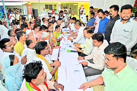 పీజీఆర్‌ఎస్‌కు వెల్లువెత్తిన అర్జీలు 