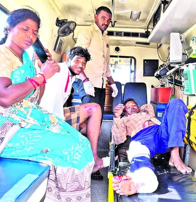 రెండు ద్విచక్ర వాహనాలు ఢీకొని ముగ్గురికి గాయాలు 