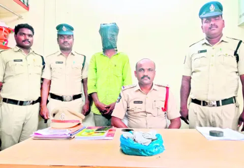 500 గ్రాముల గంజాయి స్వాధీనం 
