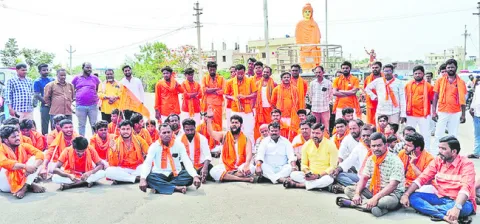 విగ్రహం ధ్వంసం చేసిన వారిని శిక్షించాలి
