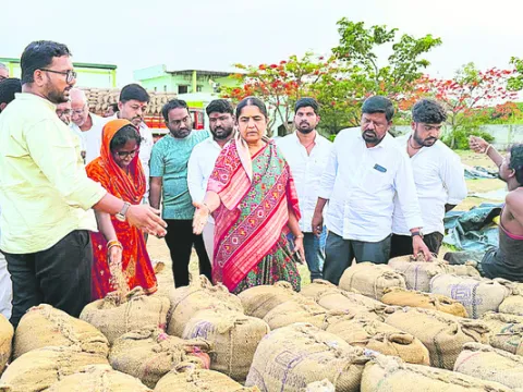 తడిసిన ధాన్యాన్ని కొనుగోలు చేయాలి