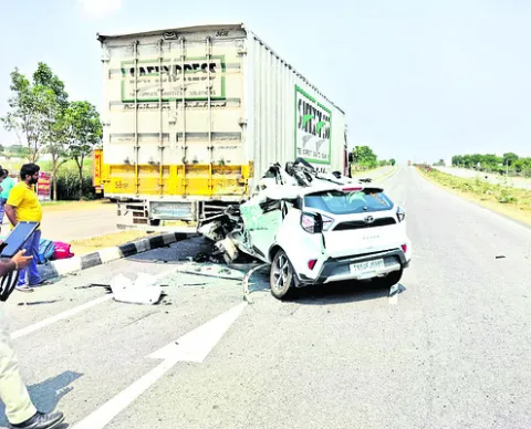 కంటైనర్‌ను ఢీకొట్టిన కారు.. భార్య మృతి