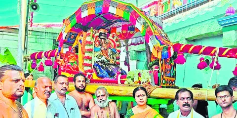 పక్షిరాజుపై పరంధాముడు