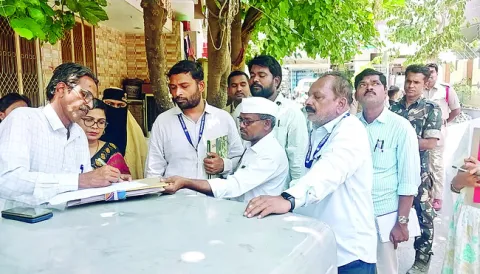 మరోసారి ఫయాజ్‌  ఇంటికి మున్సిపల్‌ అధికారులు 
