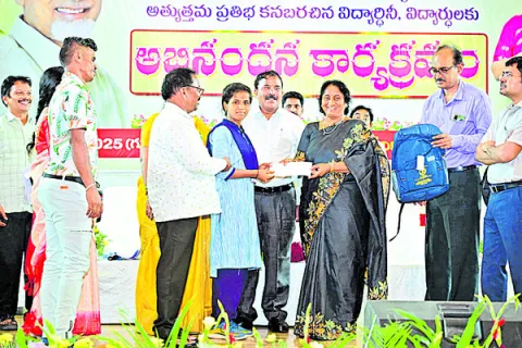 గురుకుల విద్యార్థుల ప్రతిభకు పట్టం 
