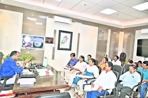 జిల్లాలో 10 లక్షల మొక్కలు నాటడమే లక్ష్యం 